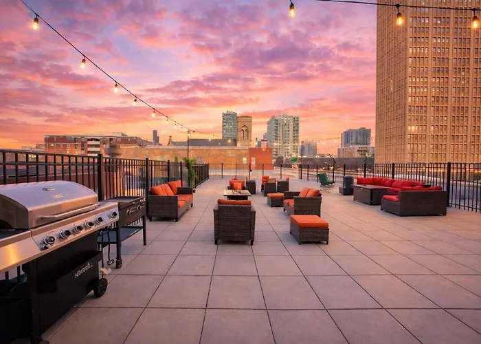 Spacious South Loop 2br Near Mccormick Place, Soldier Field & Downtown Chicago
