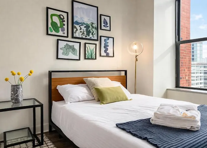 Spacious South Loop 2br Near Mccormick Place, Soldier Field & Downtown *